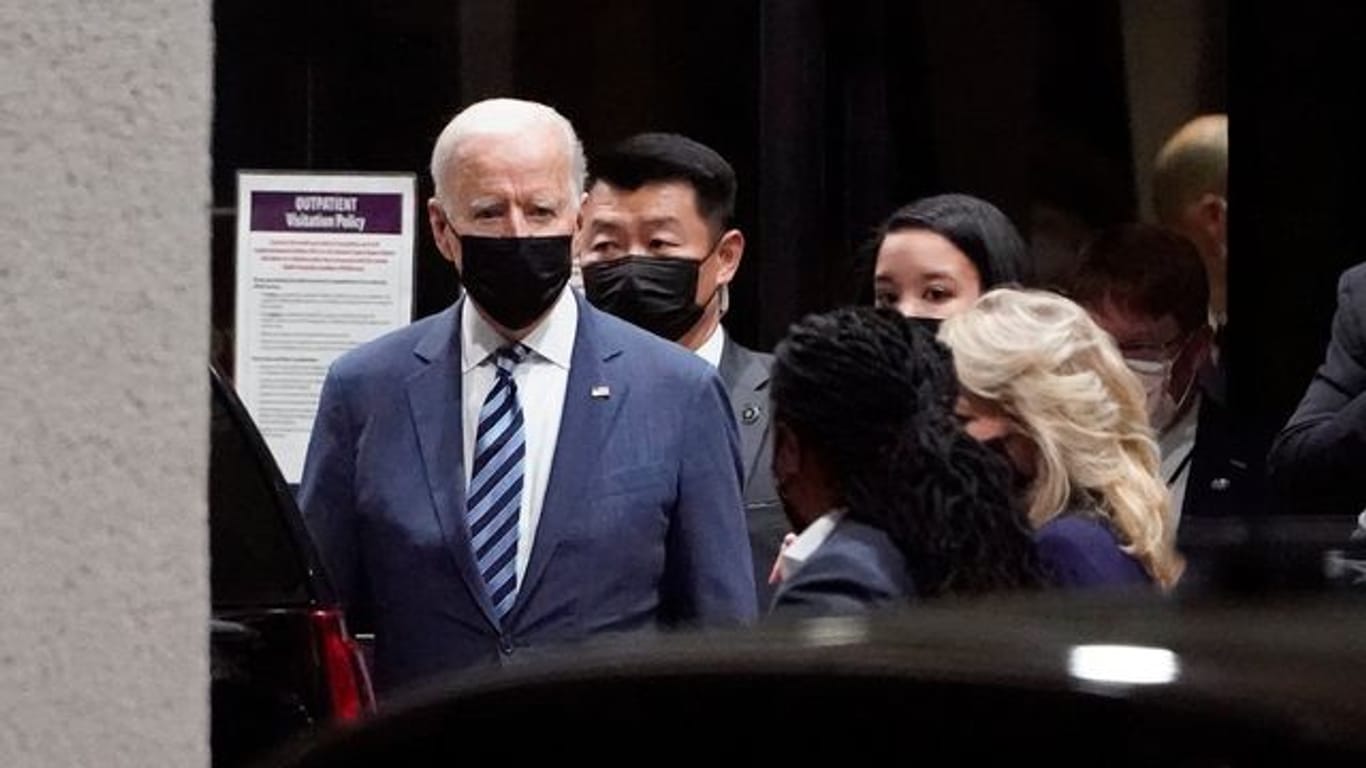 Joe Biden, Präsident der USA, und Jill Biden, First Lady der USA, verlassen das Walter Reed National Military Medical Center.