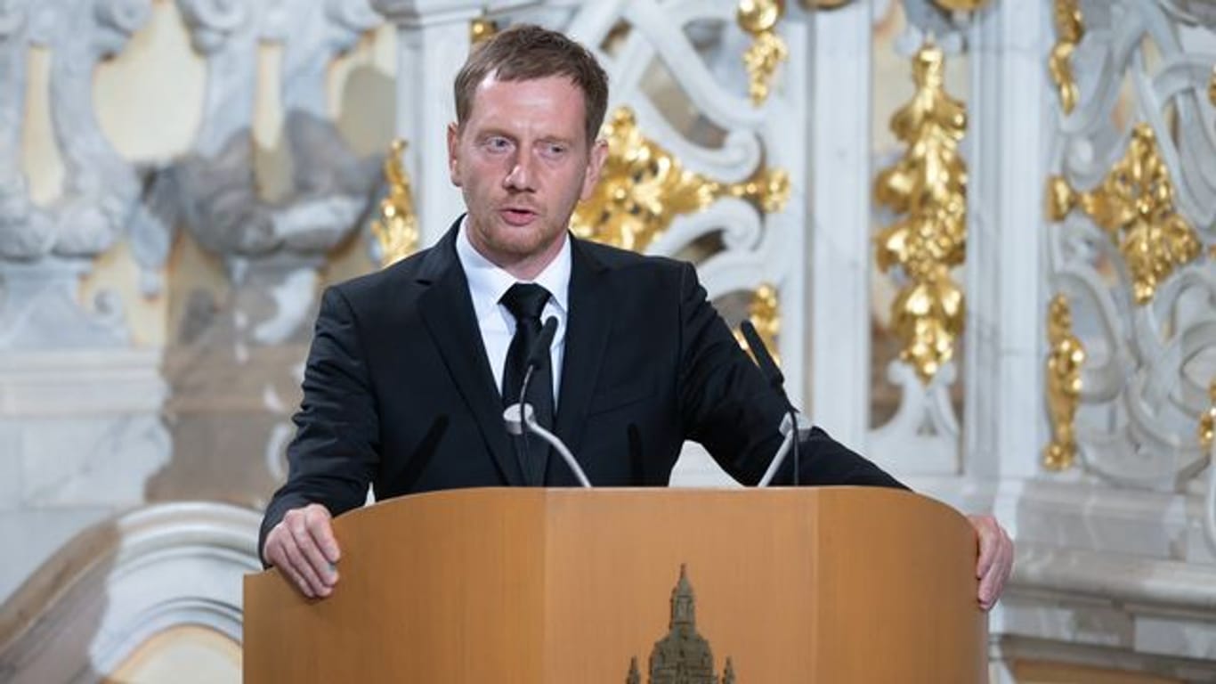 Michael Kretschmer (CDU), Ministerpräsident von Sachsen, spricht bei dem Trauerstaatsakt in der Frauenkirche zu den Gästen.