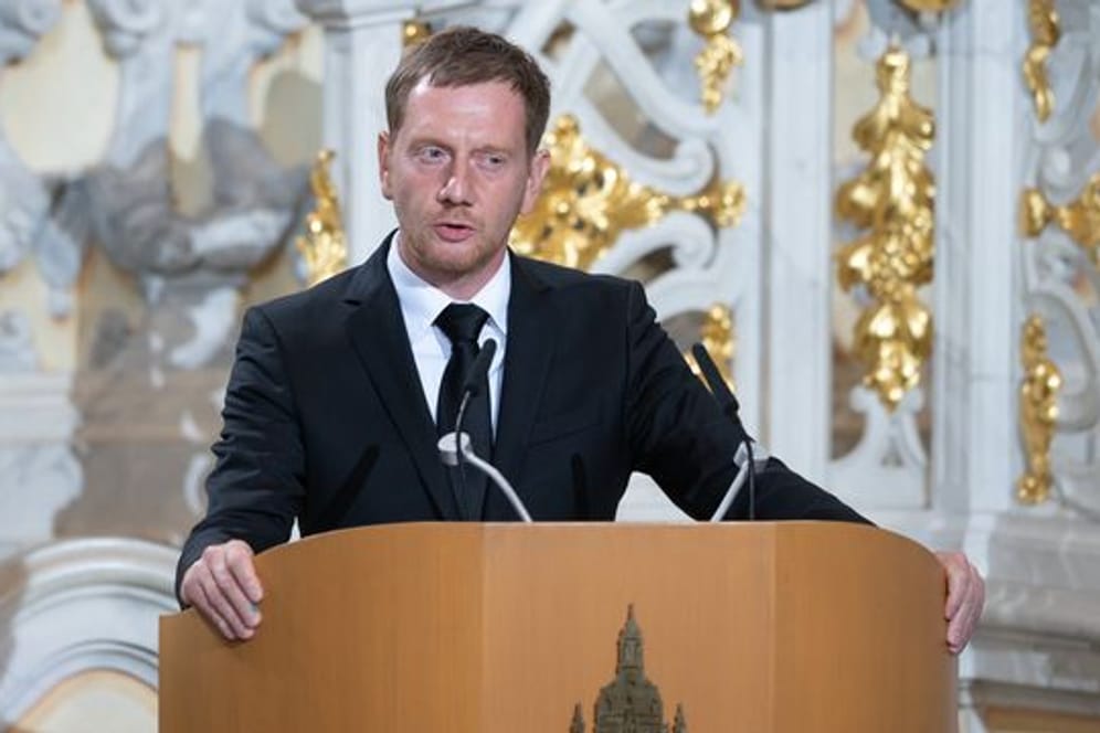 Michael Kretschmer (CDU), Ministerpräsident von Sachsen, spricht bei dem Trauerstaatsakt in der Frauenkirche zu den Gästen.