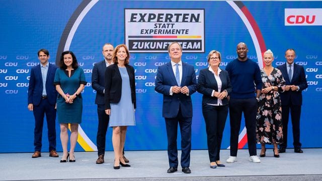 Laschets (M) "Zukunftsteam": Andreas Jung (l-r), Dorothee Bär, Peter Neumann, Karin Prien, Barbara Klepsch, Joe Chialo, Silvia Breher und Friedrich Merz. Laschets (M) "Zukunftsteam": Andreas Jung (l-r), Dorothee Bär, Peter Neumann, Karin Prien, Barbara Klepsch, Joe Chialo, Silvia Breher und Friedrich Merz.