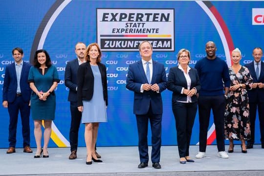 Laschets (M) "Zukunftsteam": Andreas Jung (l-r), Dorothee Bär, Peter Neumann, Karin Prien, Barbara Klepsch, Joe Chialo, Silvia Breher und Friedrich Merz.