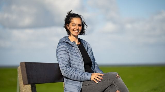 Die Initiatorin der Urlaubs-Spenden Sara Graf sitzt auf einer Bank. Die Initiatorin der Urlaubs-Spenden Sara Graf sitzt auf einer Bank.