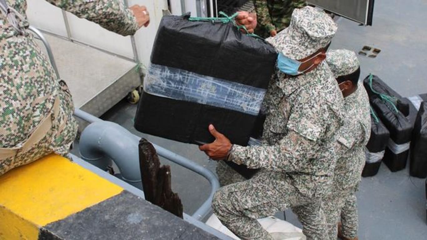 Auf diesem von der kolumbianischen Armee zur Verfügung gestellten Bild entladen Soldaten beschlagnahmte Drogen aus einem Halbtaucher.