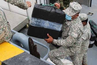 Auf diesem von der kolumbianischen Armee zur Verfügung gestellten Bild entladen Soldaten beschlagnahmte Drogen aus einem Halbtaucher.