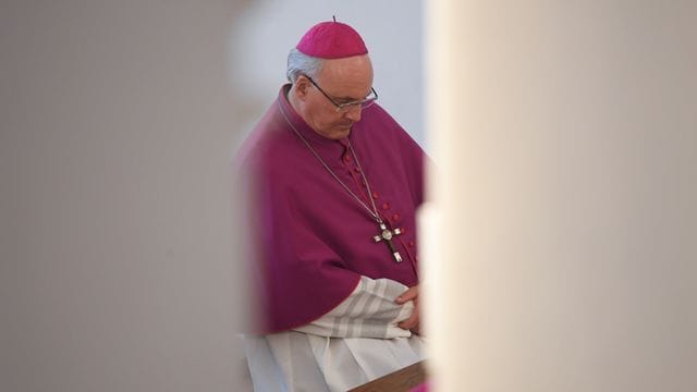 Rudolf Voderholzer, Bischof von Regensburg, betet im Fuldaer Dom vor der Bonifatius Gruft. Rudolf Voderholzer, Bischof von Regensburg, betet im Fuldaer Dom vor der Bonifatius Gruft.