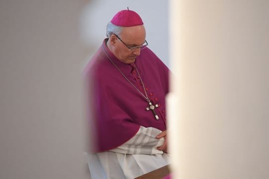 Rudolf Voderholzer, Bischof von Regensburg, betet im Fuldaer Dom vor der Bonifatius Gruft.