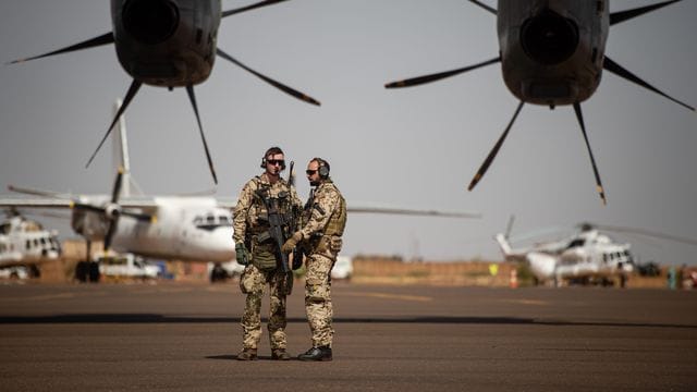 Deutsche Soldaten stehen am Flughafen in Gao und sichern ein Transportflugzeug. Deutsche Soldaten stehen am Flughafen in Gao und sichern ein Transportflugzeug.