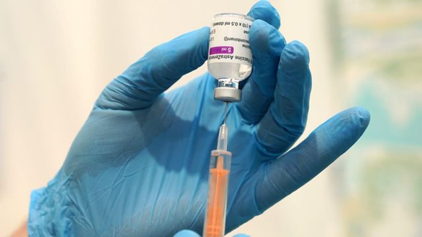 Medizinisches Personal befüllt eine Spritze mit dem Corona-Impfstoff von Oxford/Astrazeneca im NHS Nightingale Hospital North East.