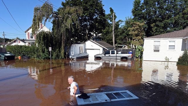 In Manville in New Jersey steht das Wasser am Tag nach dem Regen noch immer hüfthoch. In Manville in New Jersey steht das Wasser am Tag nach dem Regen noch immer hüfthoch.