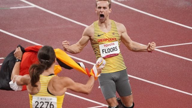 Silbermedaillen-Gewinnerin Irmgard Bensusan feiert Johannes Floors nach dessen Lauf zu Gold.