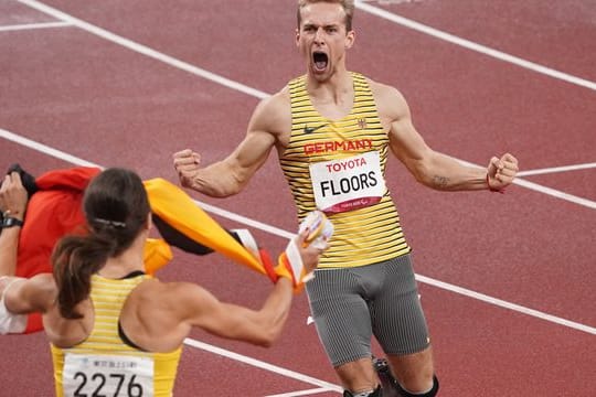 Silbermedaillen-Gewinnerin Irmgard Bensusan feiert Johannes Floors nach dessen Lauf zu Gold.