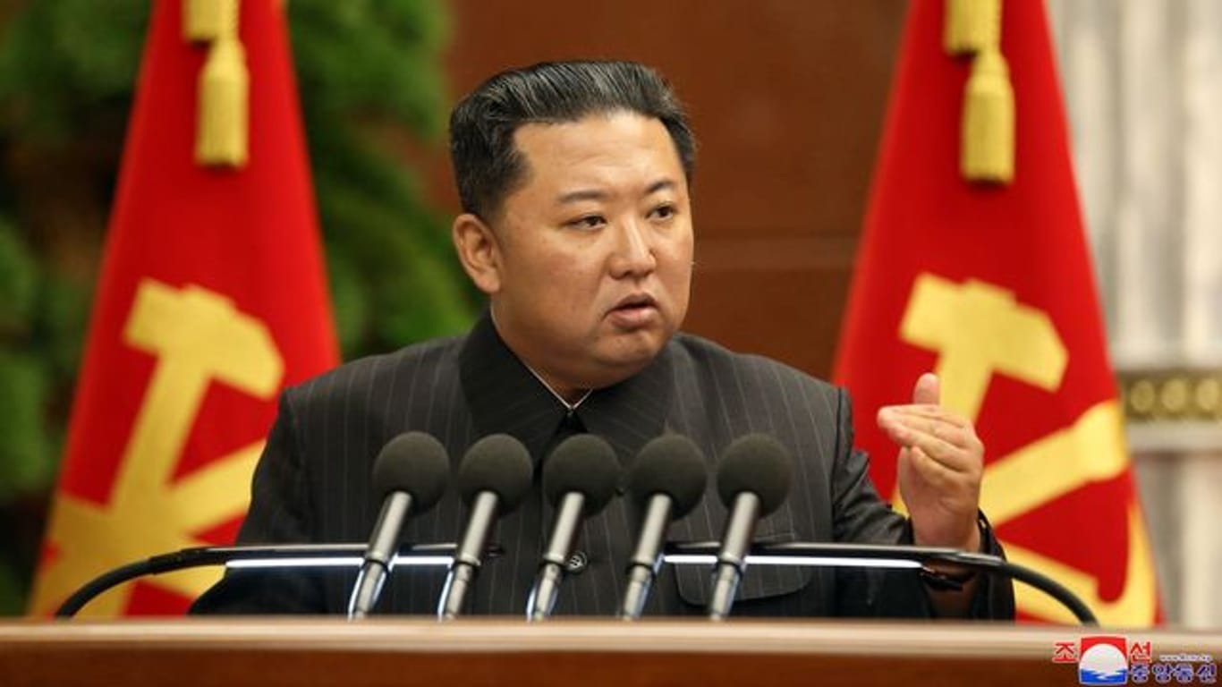Das von der nordkoreanischen Nachrichtenagentur KCNA zur Verfügung gestellte Foto zeigt Kim Jong Un, Machthaber von Nordkorea.