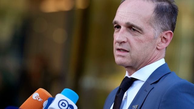 Außenminister Heiko Maas (SPD) spricht mit Journalisten während der Ankunft zu einem Treffen der EU-Außenminister. Außenminister Heiko Maas (SPD) spricht mit Journalisten während der Ankunft zu einem Treffen der EU-Außenminister.
