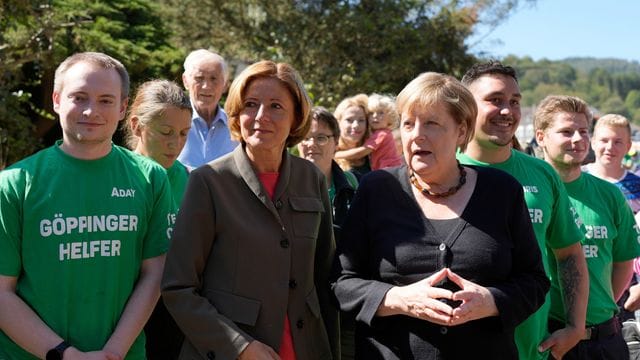 Bundeskanzlerin Angela Merkel (CDU, r. Bundeskanzlerin Angela Merkel (CDU, r.