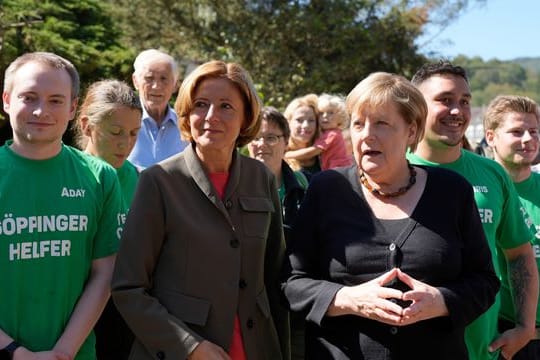 Bundeskanzlerin Angela Merkel (CDU, r.