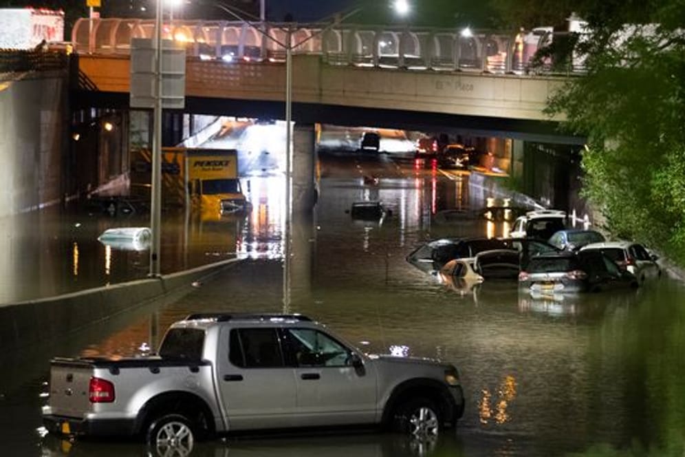Fahrzeuge in New York stehen im Hochwasser auf einer Straße, die durch die starken Regenfälle, ausgelöst von Hurrikan "Ida", überschwemmt wurden.