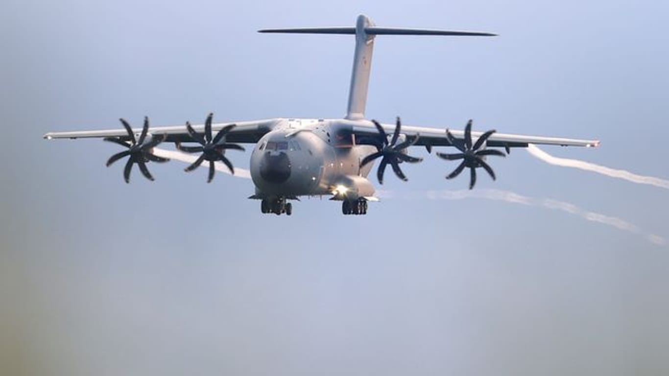 Ein Transportflugzeug A400M, mit dem die Bundeswehr Menschen vom Flughafen in Kabul evakuierte.