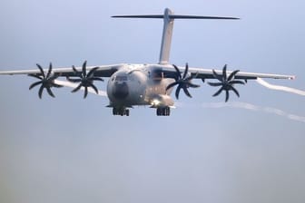 Ein Transportflugzeug A400M, mit dem die Bundeswehr Menschen vom Flughafen in Kabul evakuierte.