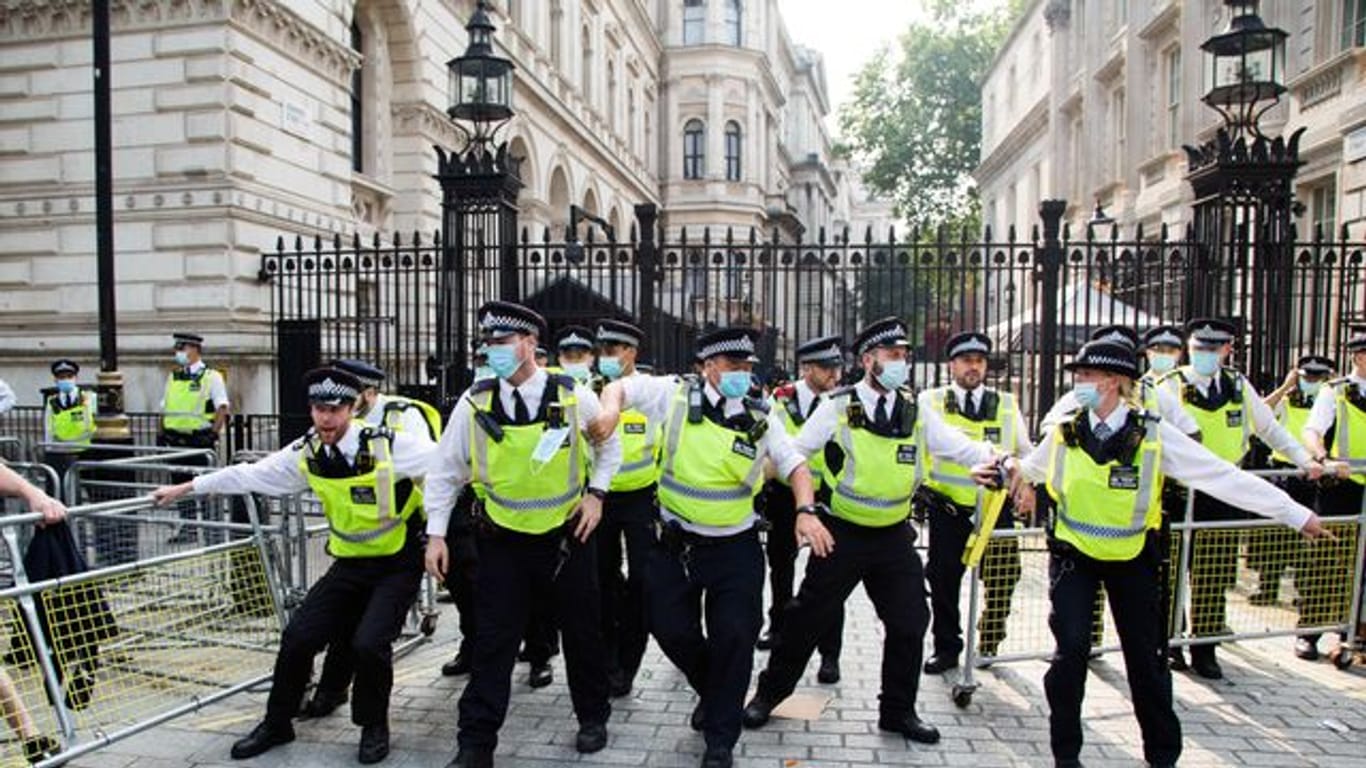 Polizisten in London bei einer Demonstration von Impfgegnern.