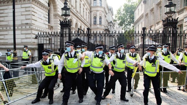 Polizisten in London bei einer Demonstration von Impfgegnern. Polizisten in London bei einer Demonstration von Impfgegnern.