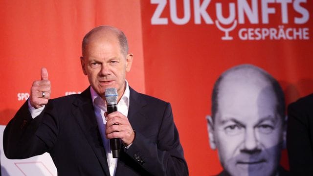 SPD-Kanzlerkandidat Olaf Scholz bei einem "Zukunftsgespräch" mit Bürgerinnen und Bürgern.