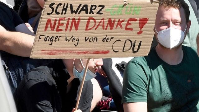 Rund 56 Prozent der Befragten will die Union in die Opposition schicken. Rund 56 Prozent der Befragten will die Union in die Opposition schicken.