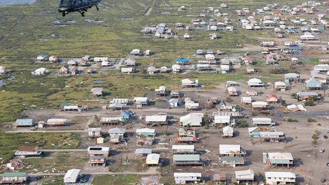 Marine One, der Hubschrauber mit dem US-Präsidenten an Bord, fliegt über die sturmgeschädigten Gemeinden nach dem Hurrikan "Ida". Marine One, der Hubschrauber mit dem US-Präsidenten an Bord, fliegt über die sturmgeschädigten Gemeinden nach dem Hurrikan "Ida".