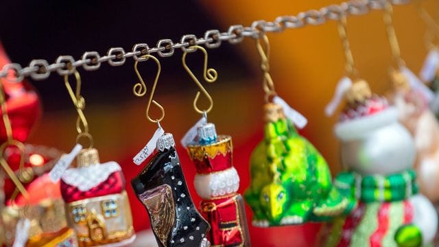 Weihnachtsbaumschmuck kann bald wieder auf dem Weihnachtsmarkt gekauft werden.