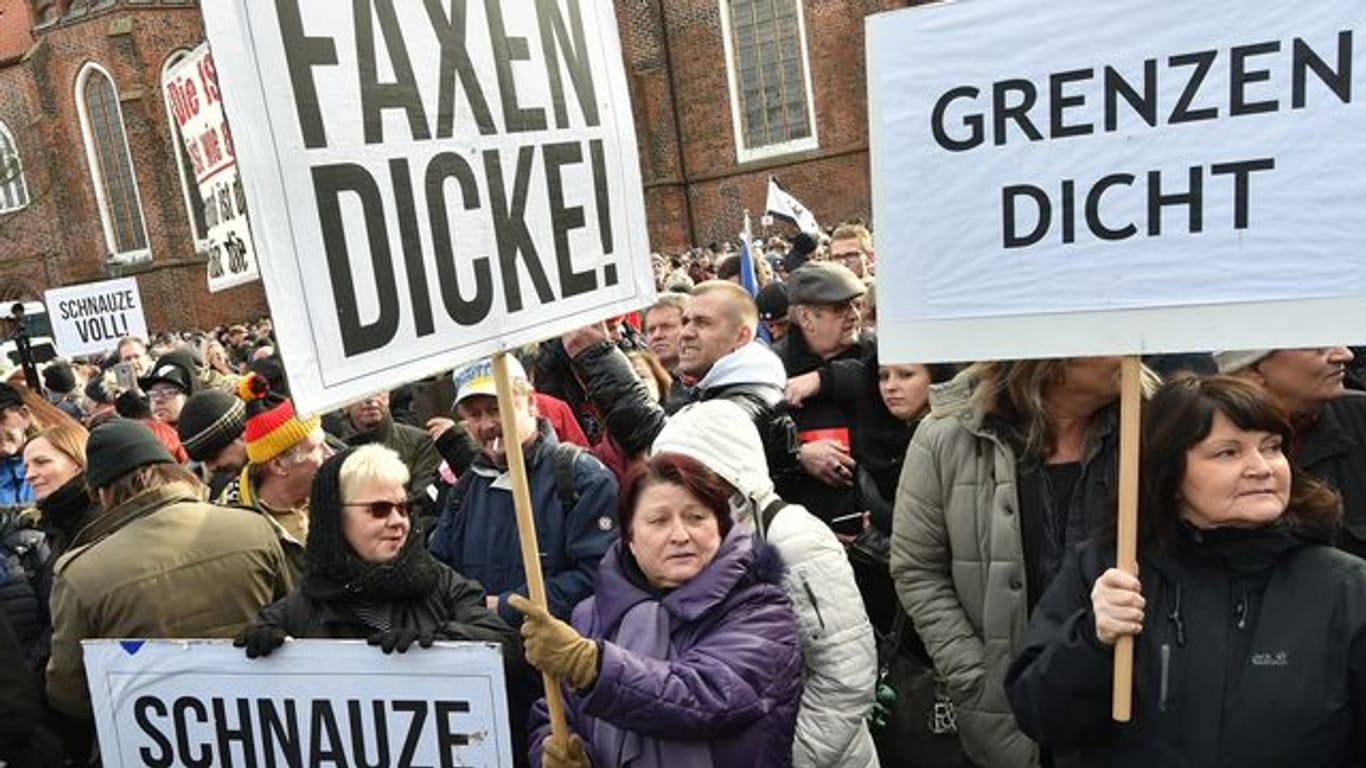 "Grenzen dicht", "Schnauze voll" und "Faxen dicke": Menschen in Deutschland demonstrieren gegen die Aufnahme von Flüchtlingen.