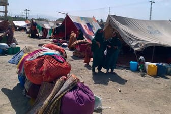 Afghanische Frauen stehen vor ihren Zelten in einer Grenzstadt in der südwestlichen pakistanischen Provinz Belutschistan.