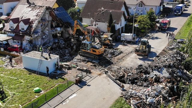 Zwei Bagger und ein Radlader bei den Bergungsarbeiten in Rohrbach.