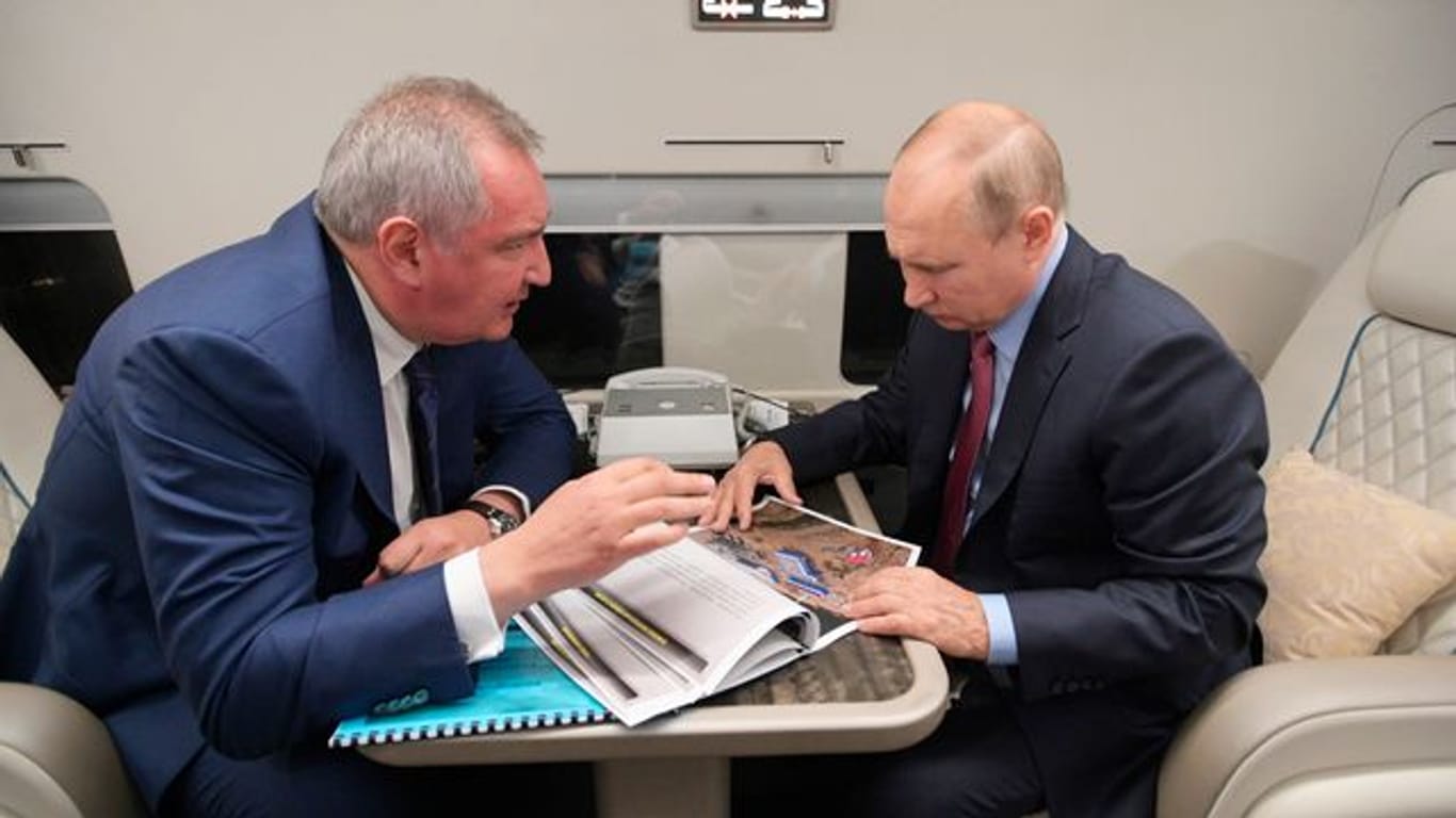 Wladimir Putin informiert sich über die Bauarbeiten an dem Weltraumbahnhof Wostotschny.