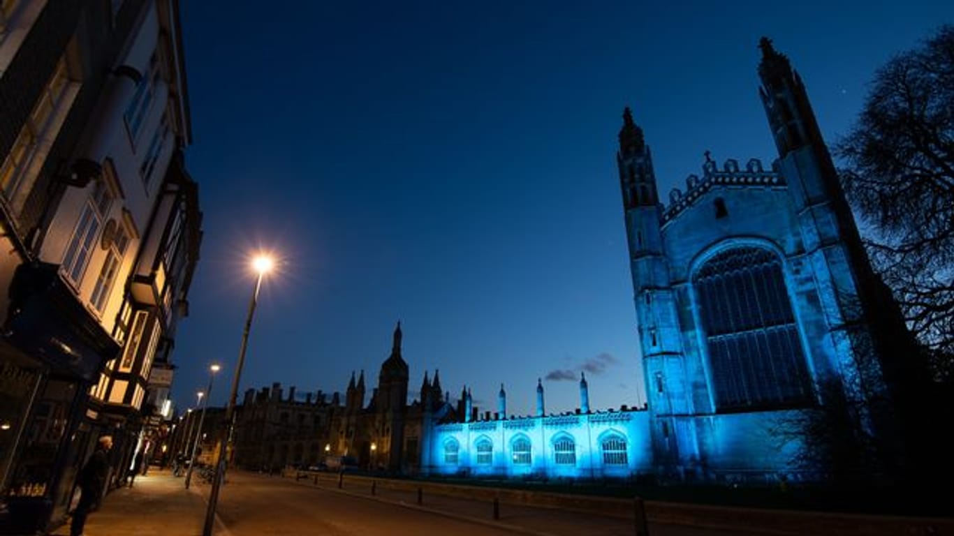 Das Kings College an der Uni Cambridge ist blau beleuchtet.