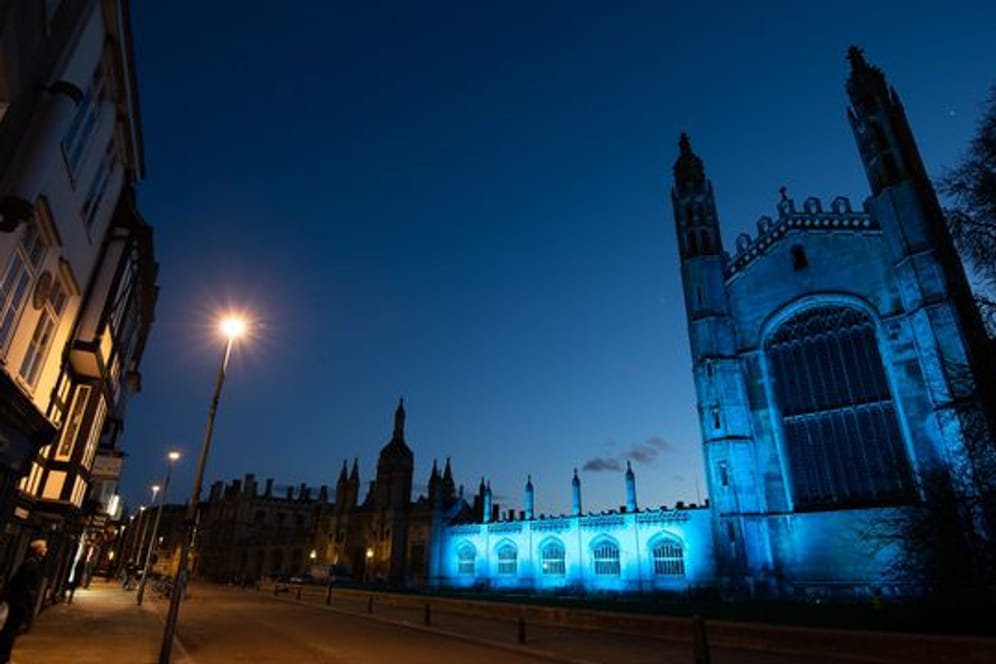 Das Kings College an der Uni Cambridge ist blau beleuchtet.