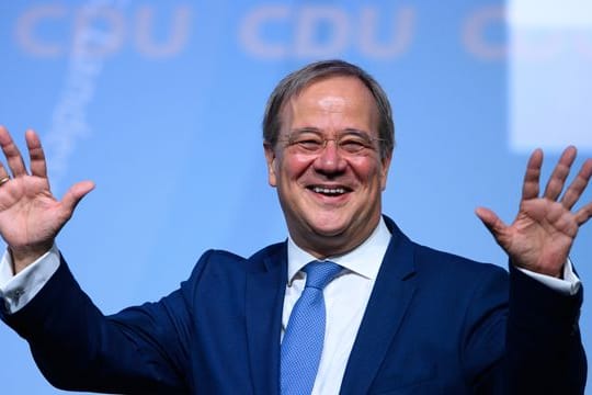 Armin Laschet winkt während des 36.