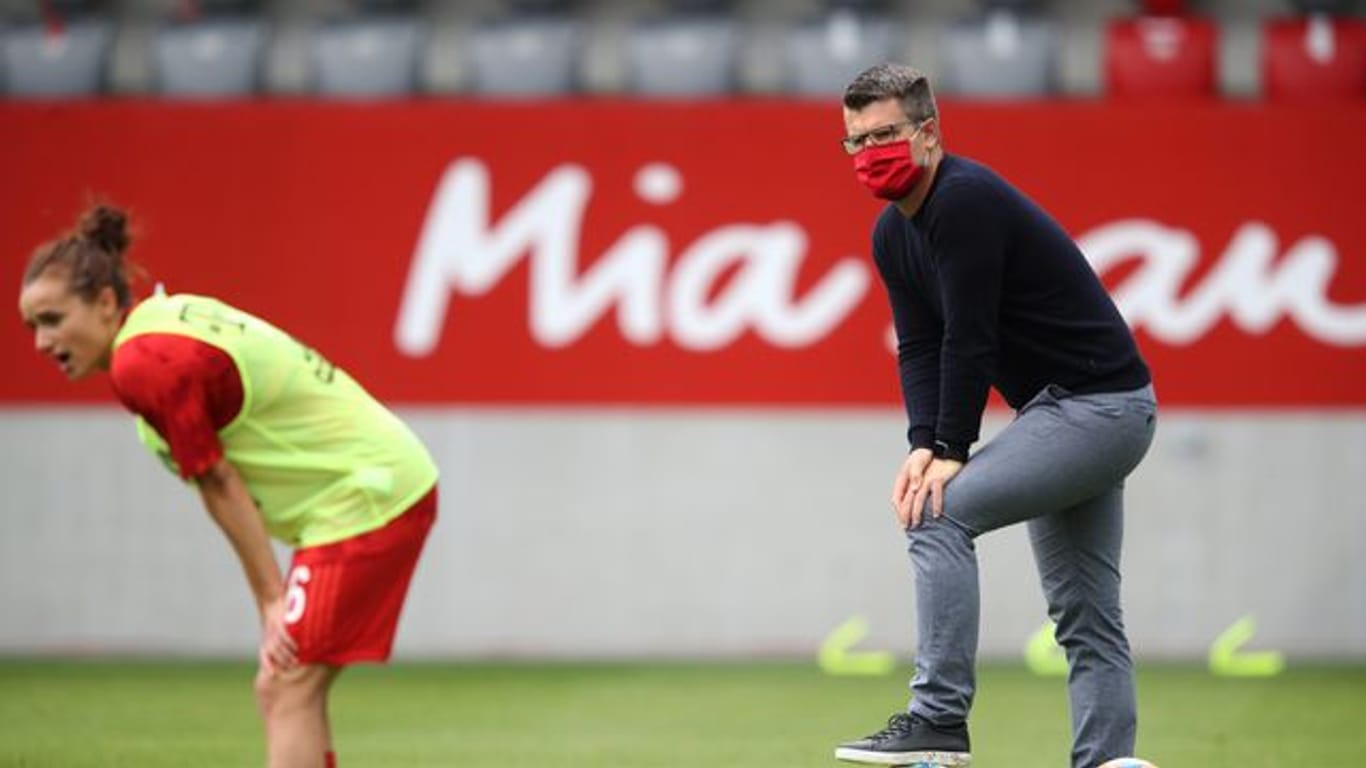 Jens Scheuer, Trainer vom FC Bayern München, beobachtet seine Spielerinnen beim Aufwärmen.