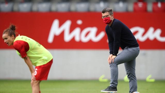 Jens Scheuer, Trainer vom FC Bayern München, beobachtet seine Spielerinnen beim Aufwärmen.