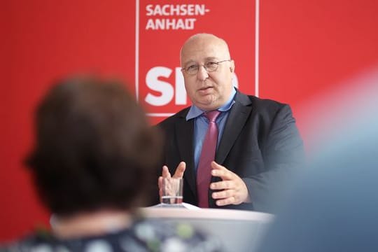 Die SPD in Sachsen-Anhalt hat dem Entwurf eines Koalitionsvertrags mit CDU und FDP zugestimmt.