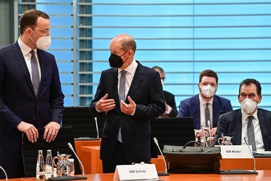 "So eine Wortwahl ist eine Steilvorlage für die, die mit Halb- und Unwahrheiten Vertrauen untergraben wollen, schrieb Jens Spahn über die Aussagen von SPD-Kanzlerkandidat Olaf Scholz.