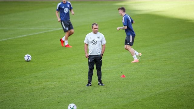 Bundestrainer Hansi Flick (M) verfolgt das Training der deutschen Nationalmannschaft.