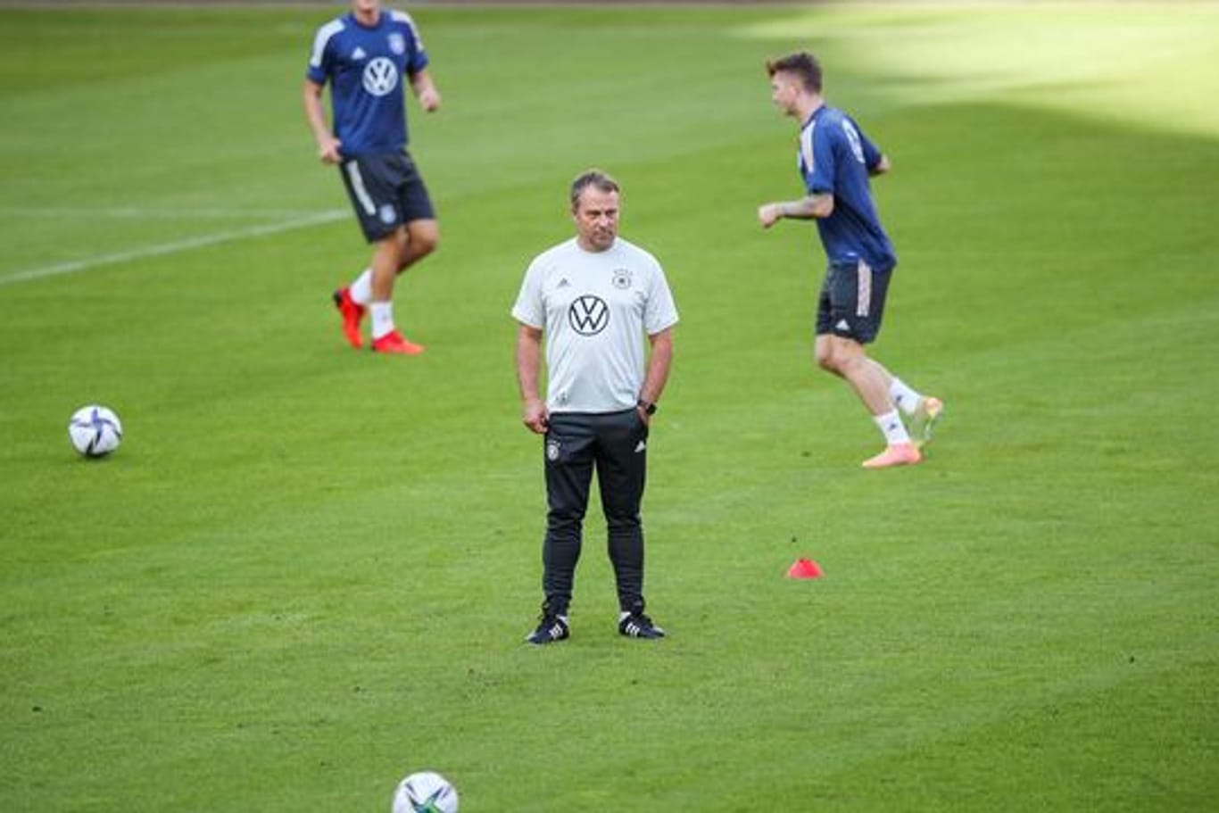 Bundestrainer Hansi Flick (M) verfolgt das Training der deutschen Nationalmannschaft.
