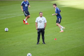 Bundestrainer Hansi Flick (M) verfolgt das Training der deutschen Nationalmannschaft.