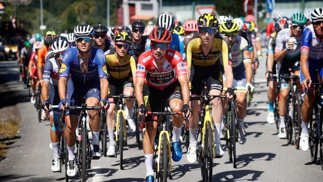 Der Slowene Primoz Roglic vom Team Jumbo-Visma ist im Fahrerfeld unterwegs.