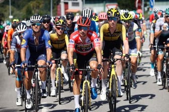 Der Slowene Primoz Roglic vom Team Jumbo-Visma ist im Fahrerfeld unterwegs.