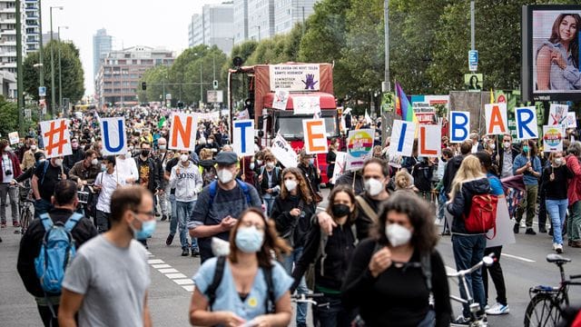 Gegen Rassismus und für mehr Soziale Gerechtigkeit sind in Berlin Tausende Menschen auf die Straße gegangen. Gegen Rassismus und für mehr Soziale Gerechtigkeit sind in Berlin Tausende Menschen auf die Straße gegangen.