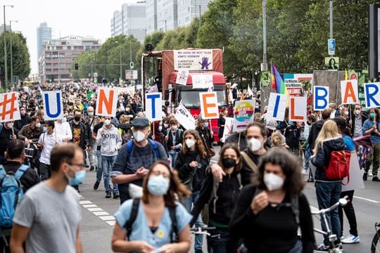 Gegen Rassismus und für mehr Soziale Gerechtigkeit sind in Berlin Tausende Menschen auf die Straße gegangen.