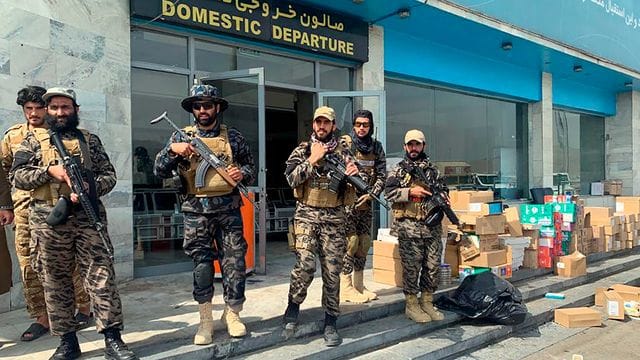 Taliban-Kämpfer stehen nach dem Abzug der USA in Kabul im Inneren des internationalen Flughafens Wache. Taliban-Kämpfer stehen nach dem Abzug der USA in Kabul im Inneren des internationalen Flughafens Wache.