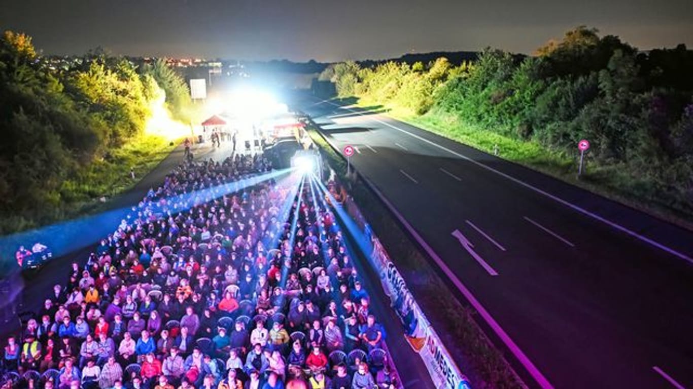 Auf der Autobahn A8 findet ein Open Air Kino statt.