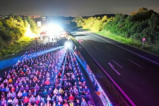 Auf der Autobahn A8 findet ein Open Air Kino statt.