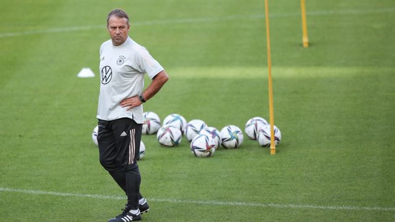 Bundestrainer Hansi Flick verfolgt das Training seiner Mannschaft.